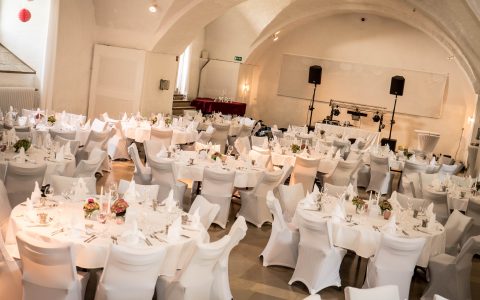 Hochzeit im Kanonsaal der Wülzburg. Hochzeitsdekoration - Weiße Tische, Kerzen und Blumen.